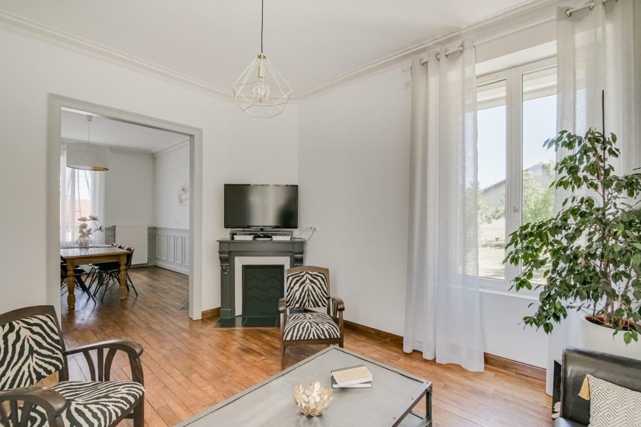 Maison Qui S'Y Frotte S'Y Pique Robert-Espagne Luaran gambar